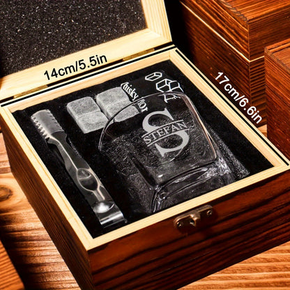 Set of 4 personalized whiskey glasses with wooden box, ideal for gifts such as groomsmen, best man, father, boyfriend, or bachelor party.