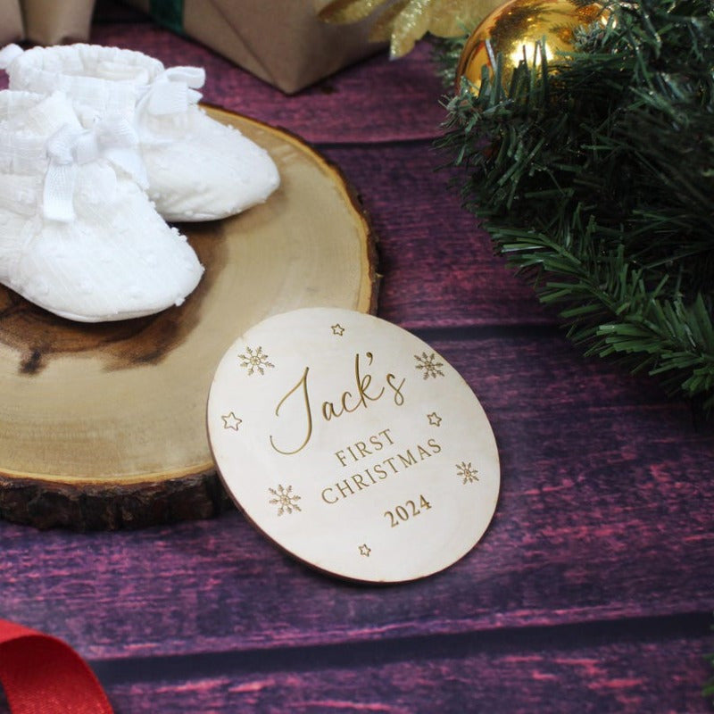 Personalized Baby's First Christmas Plaque, Perfect Keepsake Gift for Baby's First Holiday Season | Ideal for Social Media Flat Lay Milestone Photos | Baby's 1st Xmas Disc included