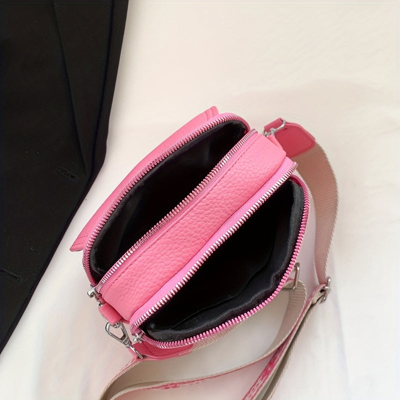 Square crossbody bag with wide strap and zipper, in solid color