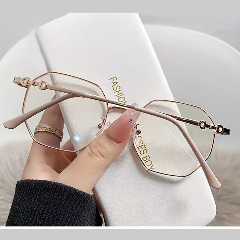 Polygonal golden frame with flat lenses for a natural look.