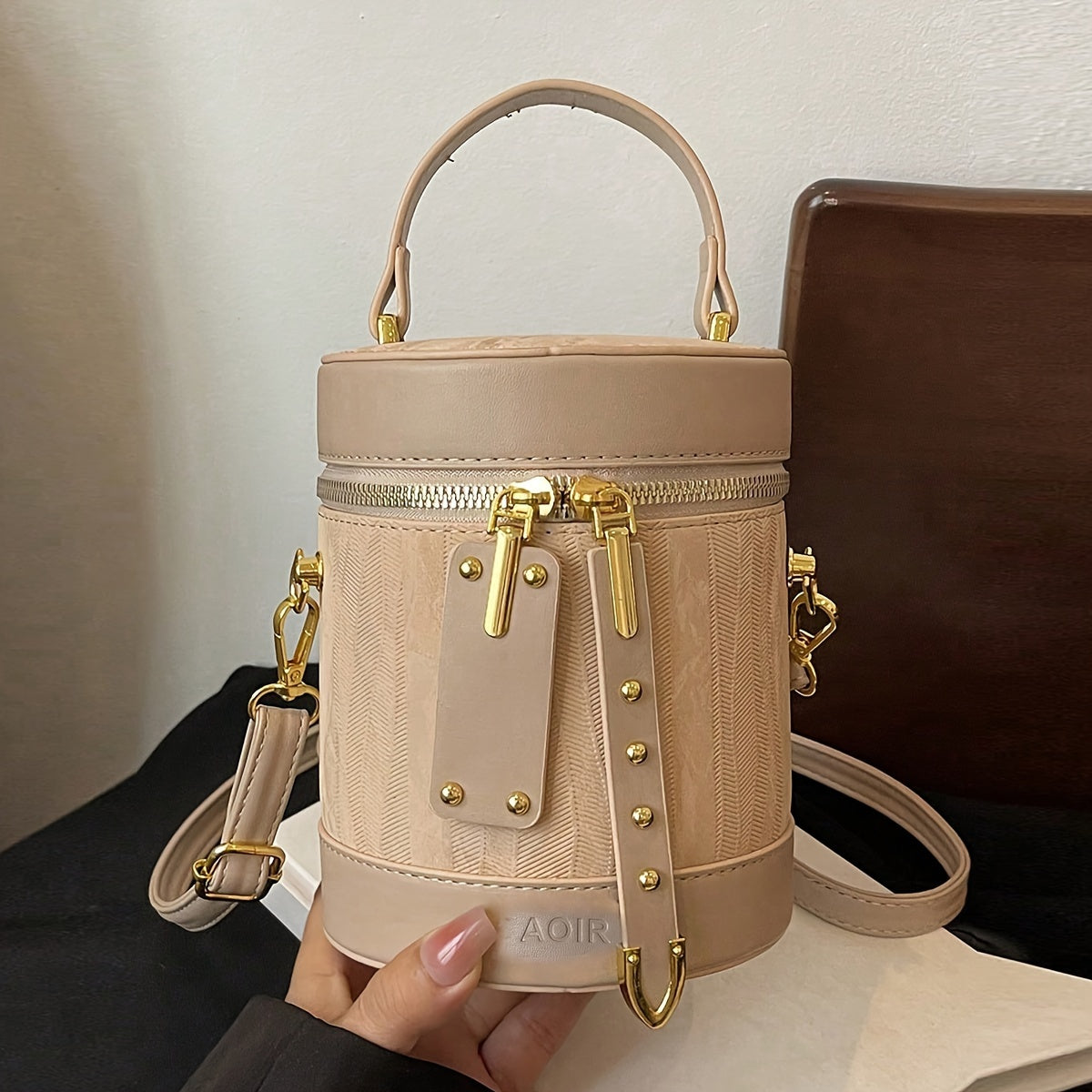 Stylish Striped PU Crossbody Bag with Adjustable Shoulder Strap and Zipper Closure - Trendy Bucket Handbag for Women