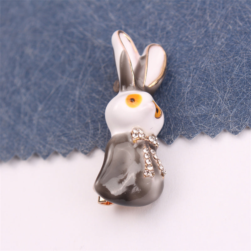 Glamorous Rabbit Brooch with Rhinestones - A Versatile and Luxurious Addition to Your Wardrobe, Bags, and Hats