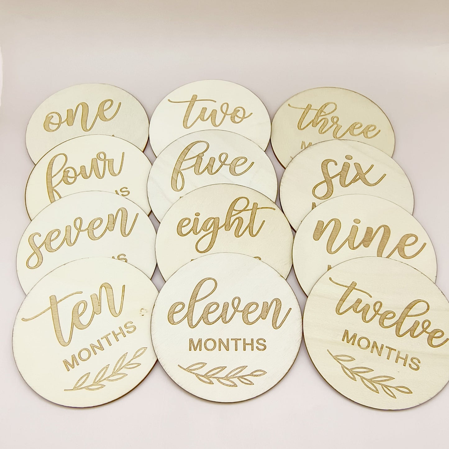 Celebrate your child's journey with this set of 14 wooden milestones! Perfect for capturing each month of their first year, these milestones can also be used for birthday announcements, baptism gifts, room decorations, photography props, shooting props