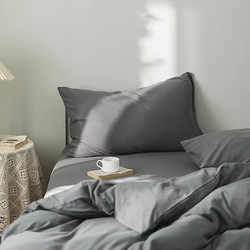 Soft and luxurious gray polyester pillowcase, hypoallergenic and easy to care for. Breathable and stain-resistant, can be machine washed. Size: 48x74cm.