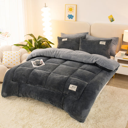 This reversible comforter features a lodge style design with a plush milk velvet bread grid pattern on one side and a cozy 190Gsm heavy weight sherpa fleece quilt core on the other. Made from polyester, this comforter is machine washable and provides