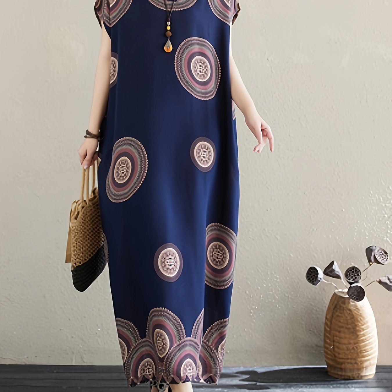 Bohemian style maxi dress in plus size with V-neck and pockets. Made of woven rayon viscose fabric with slight stretch, perfect for vacation wear all year round.