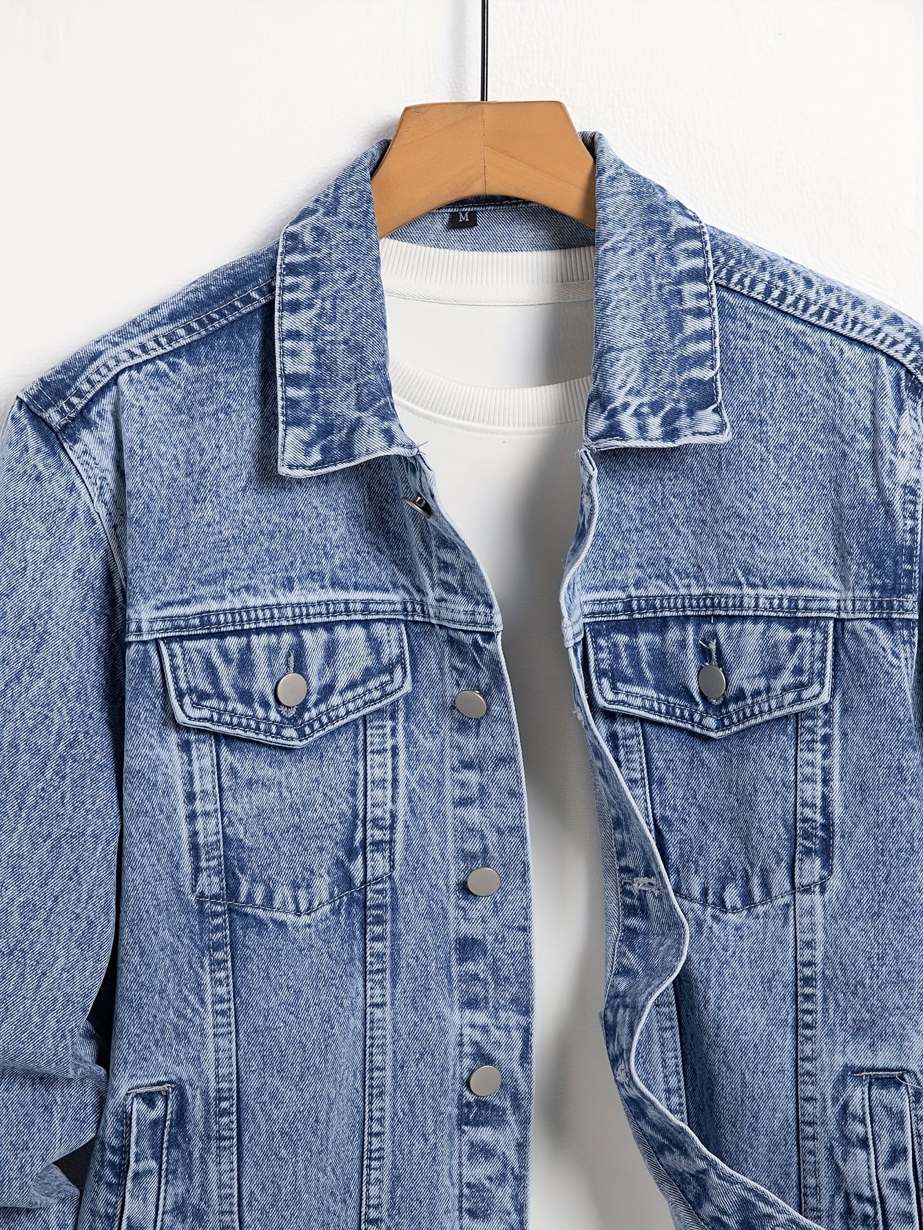 Classic men's denim jacket with turn-down collar, regular fit for spring and autumn.