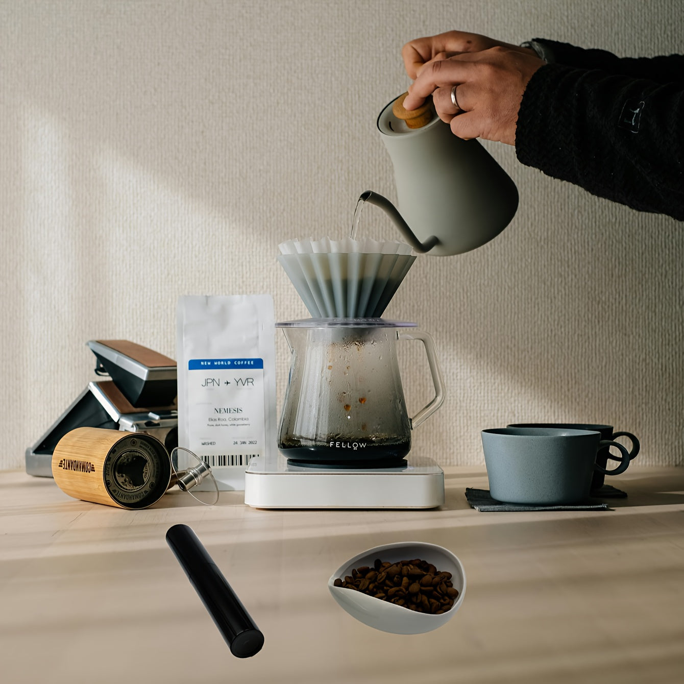 This set includes a Black Coffee Bean Measuring Cup Tray, Ceramic Coffee Bean Weighing Tray, Anti-Static Water Spray Bottle, ideal as a gift for coffee lovers. This handcrafted set also includes Tea And Coffee Bean Container, Coffee Corner Accessories