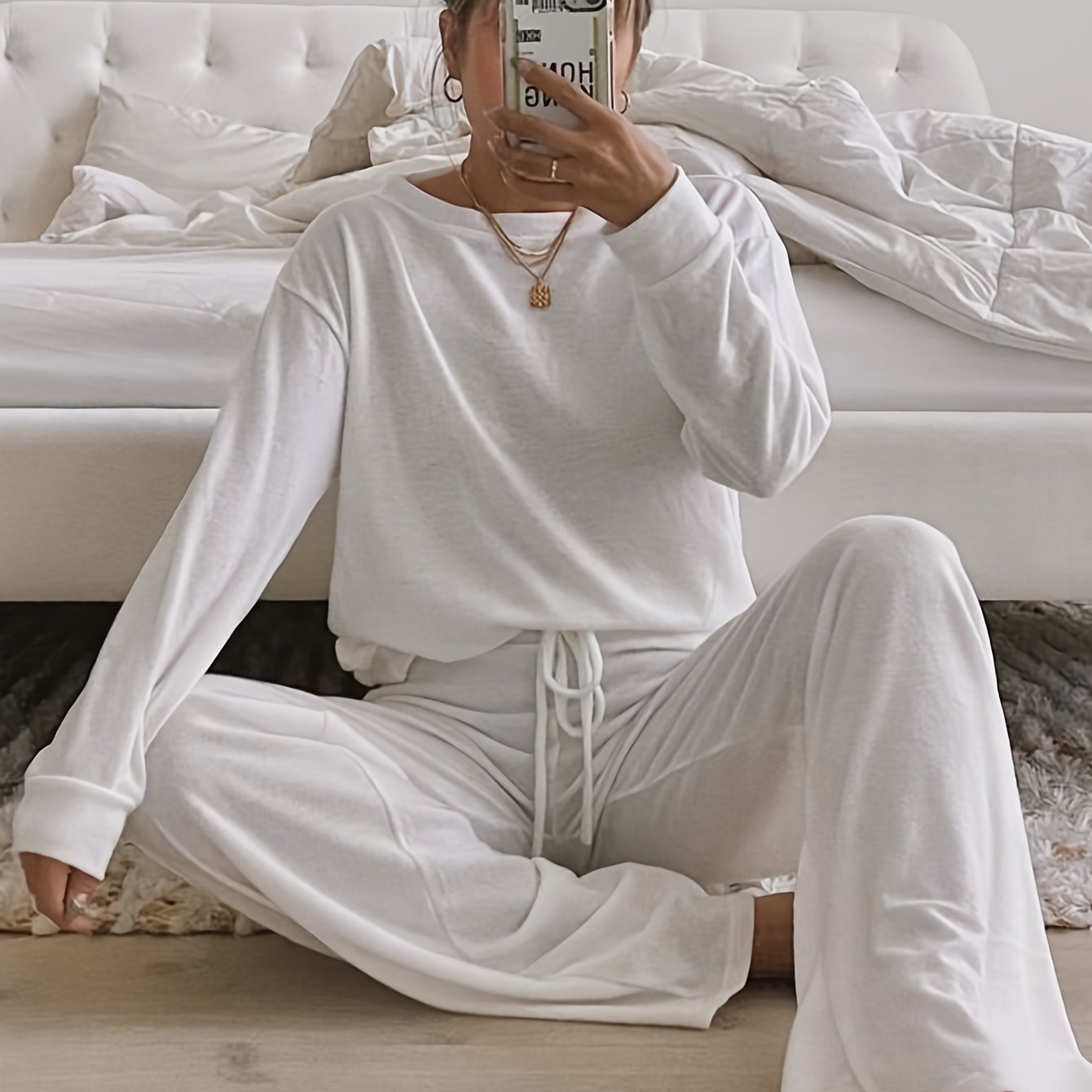 Cozy women's loungewear set in brushed fabric, solid color, round neck, long pants suit made of polyester for adults in autumn/winter season.