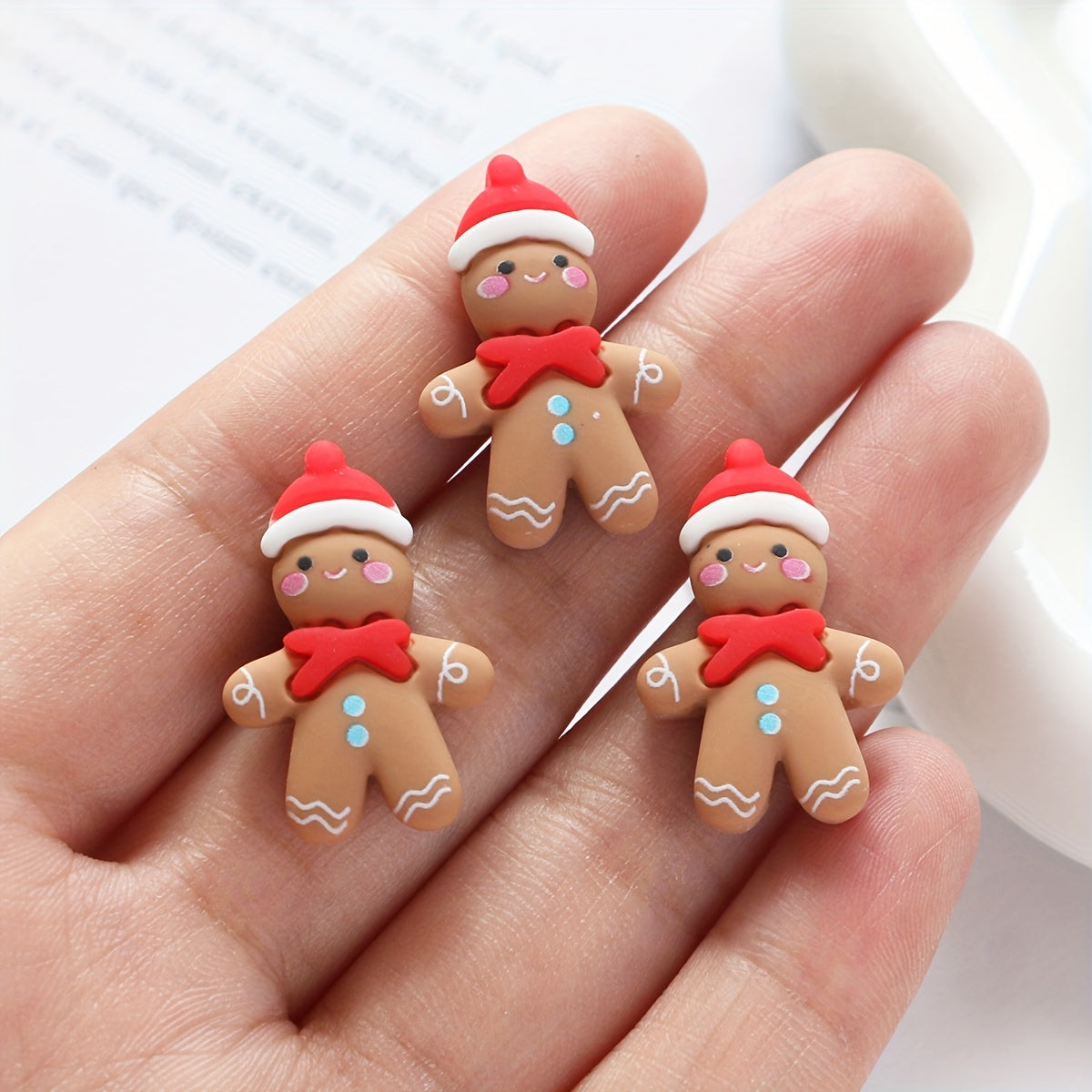 Set of 10 Christmas gingerbread ornaments for DIY crafts and decoration, ideal for Christmas.