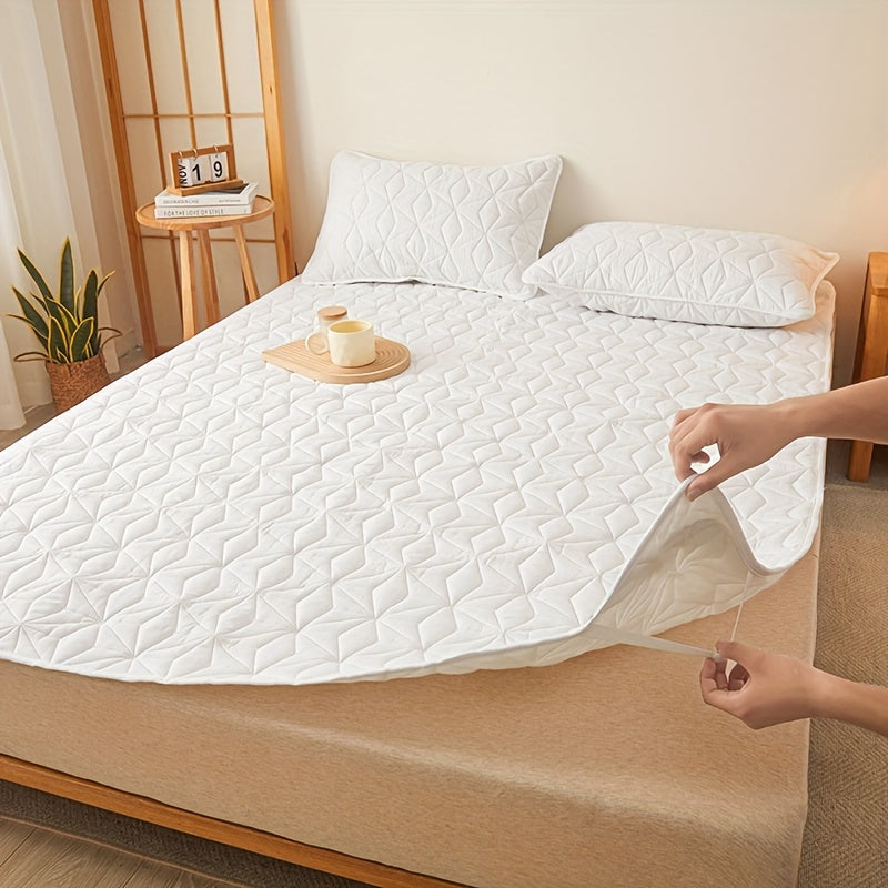 Waterproof mattress cover made of layers, providing soft cushioning to double bed mattresses. This bedspread offers protection against diaper leaks and stains in the household. It is thin, non-slip, and dust-proof, making it ideal for student dormitories.