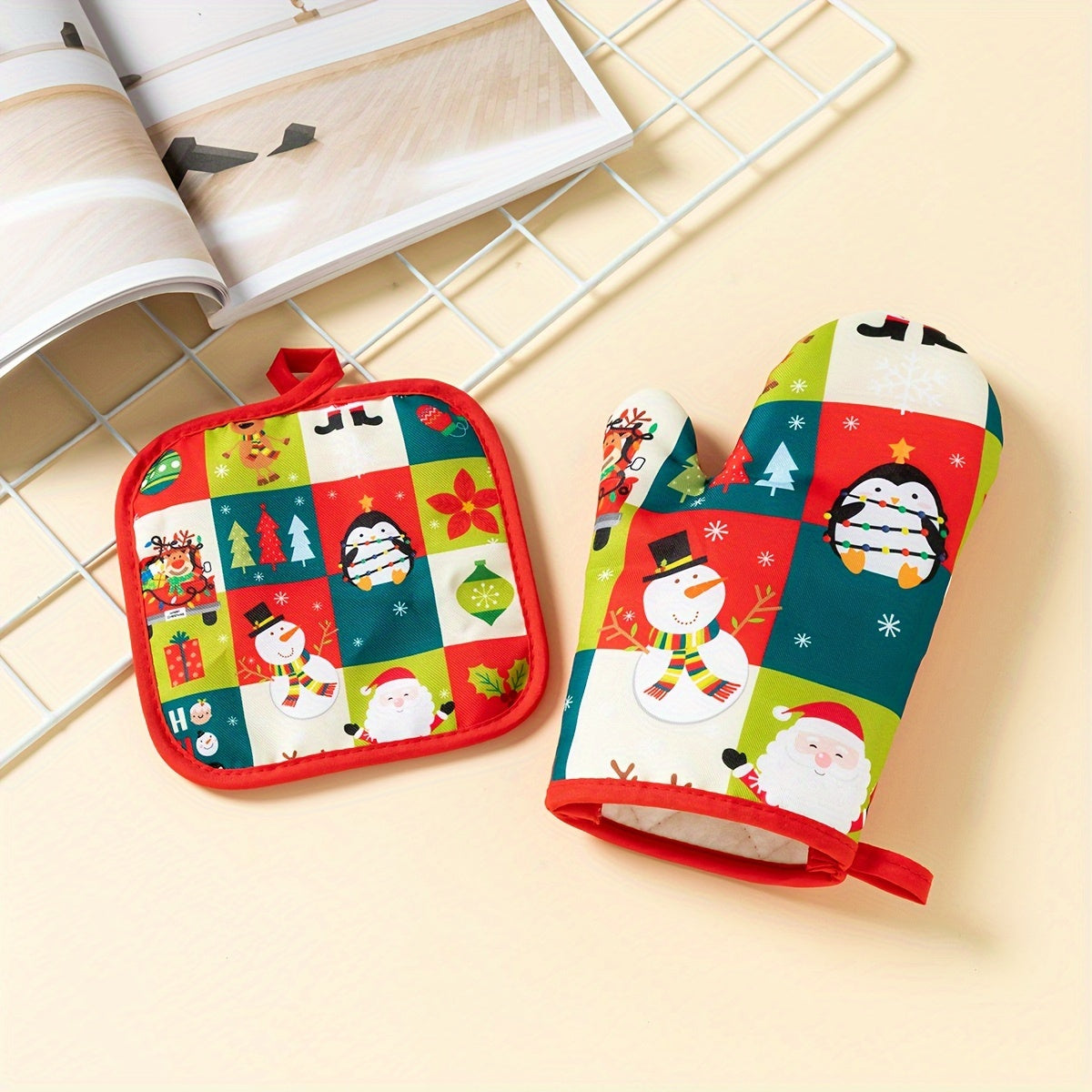 Set of 2 Christmas-themed kitchen oven mitts, made of thickened glass fiber gloves and heat-resistant pads. Perfect for festive cooking in the home kitchen, these accessories are non-food contact safe.