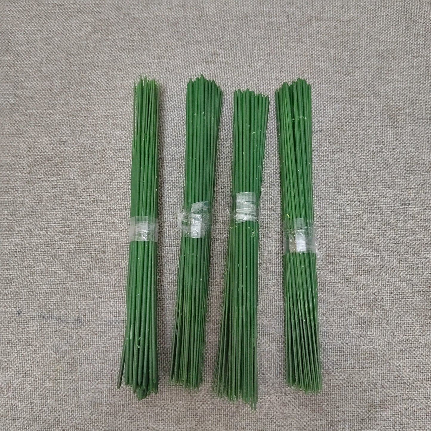 Plastic-clad iron flower stems in packs of 50, 200, or 500 for artificial hydrangea, rose, and peony decorations. Each stem is 17cm long and ideal for wedding decor.