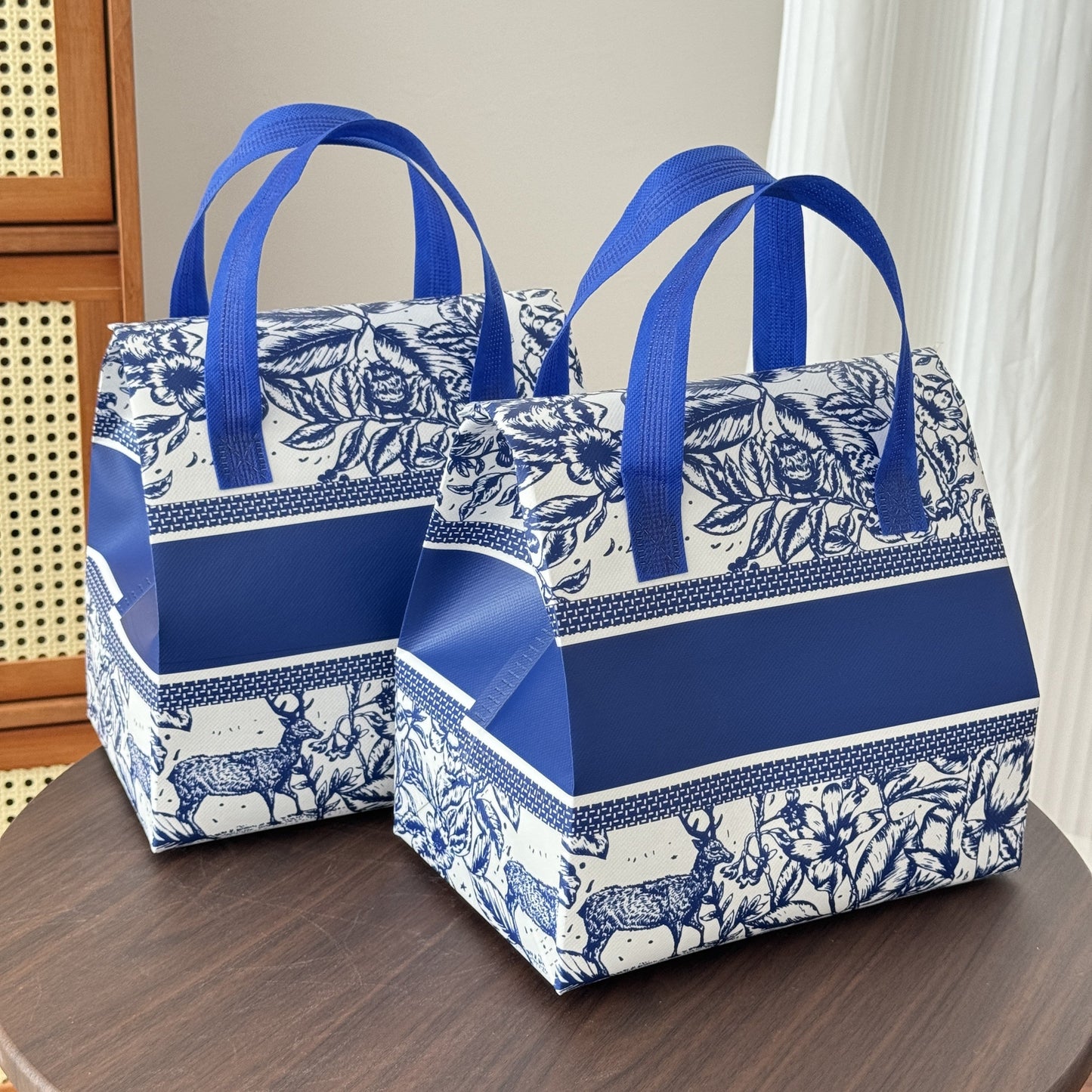 10 pieces of extra large insulated pizza delivery bags in a blue and white floral/deer pattern. These reusable polypropylene cooler totes feature a flip-top lid, perfect for catering, picnics, and food service takeout. The sturdy handle makes it easy to