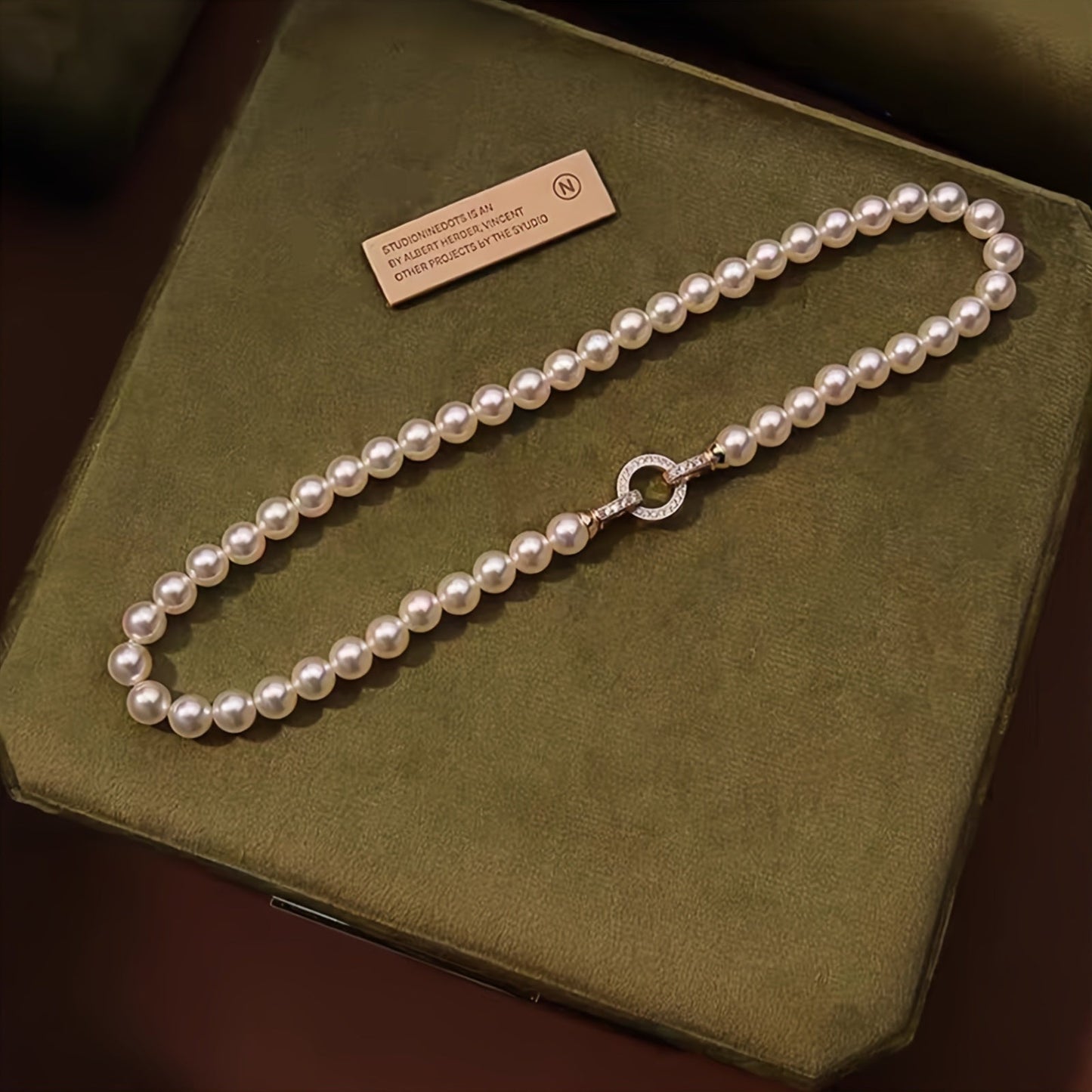 Beautiful and sophisticated freshwater pearl necklace featuring a clasp - a timeless and elegant accessory. Crafted from unadulterated pearls, this piece is both simple and alluring, making it perfect for daily wear or special occasions. A great choice