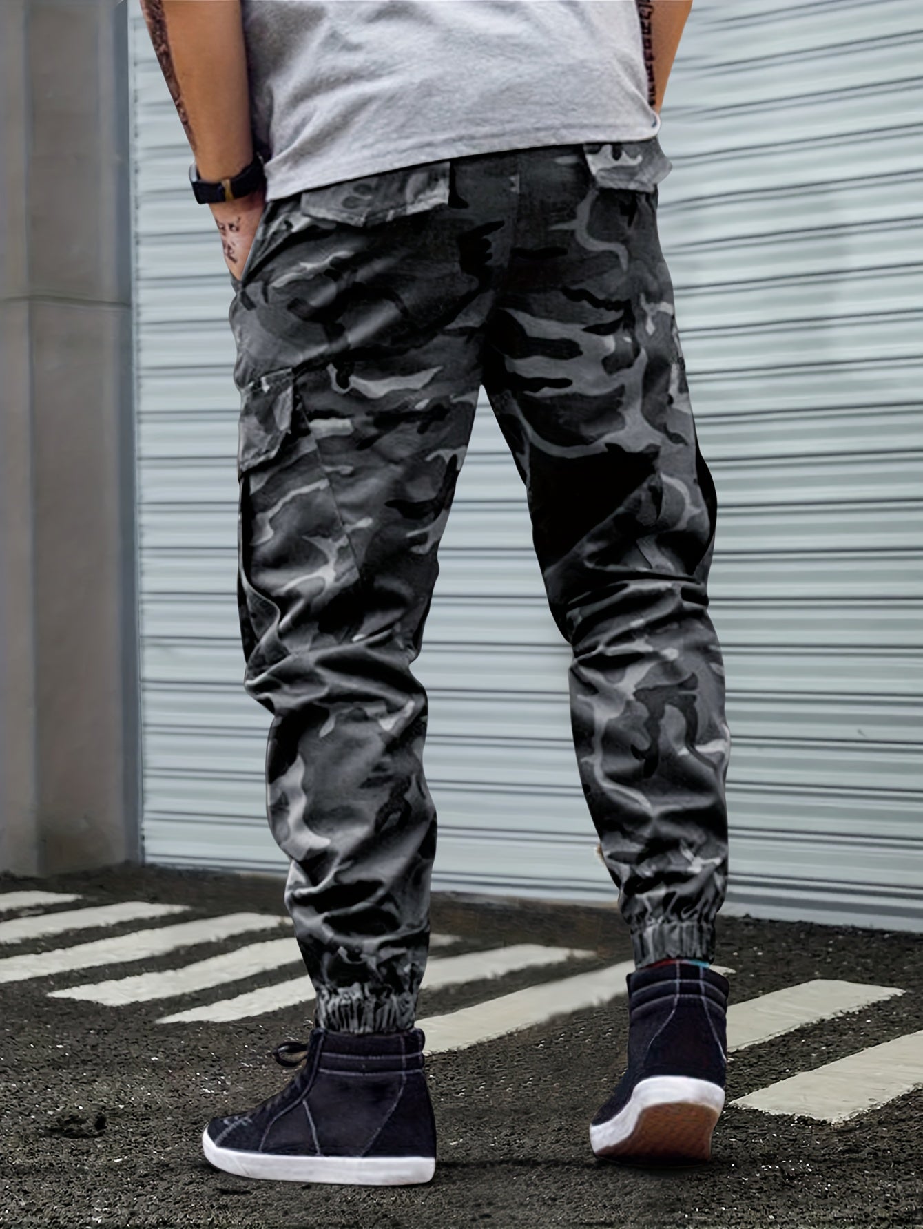 Men's All-Season Camo Cargo Pants with Comfort Fit, Versatile Pockets, and Street-Style Drawstring Design.