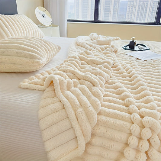 Traditional-style thick double-sided fleece blanket made of striped polyester knit fabric. Versatile for all seasons and purposes, machine washable with a weight of 250-300gsm.