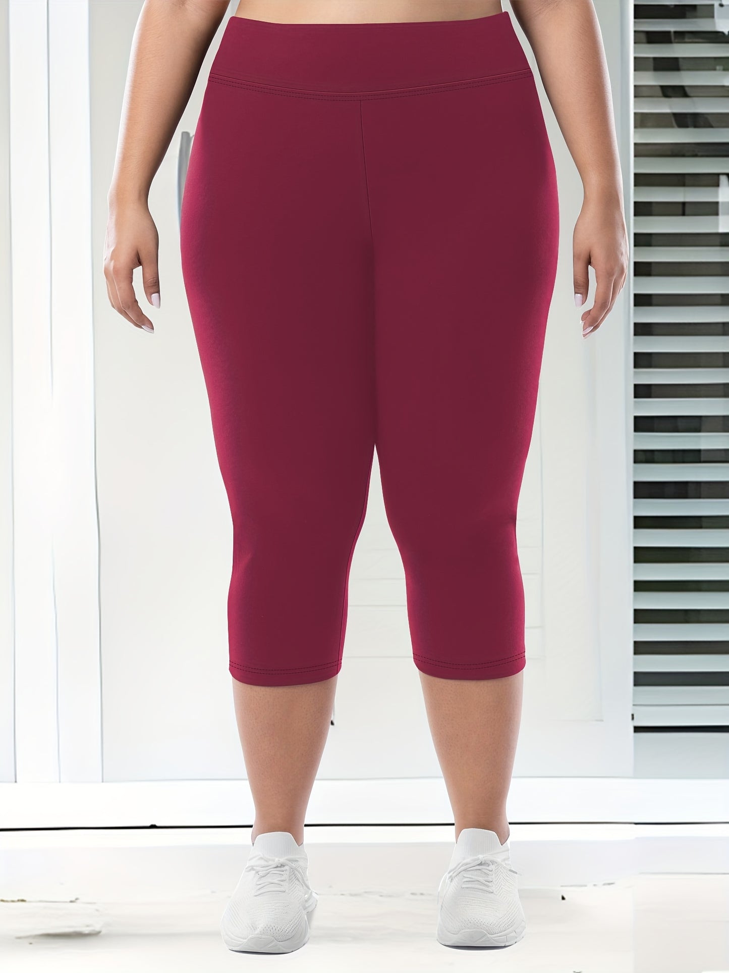 High-waist capri leggings for women in plus sizes, made from stretchy, non-see-through fabric with pockets. Ideal for spring and summer.