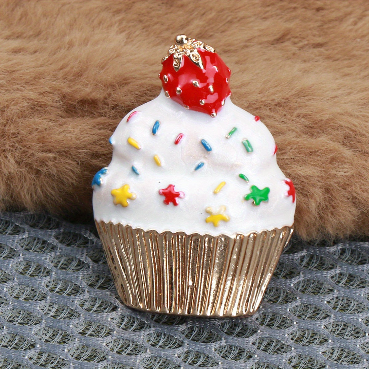 Luxurious Alloy Enamel Cartoon Cupcake Brooch Pin with Irregular Shape for Women - A Novelty Fashion Accessory Perfect for Parties and Everyday Wear