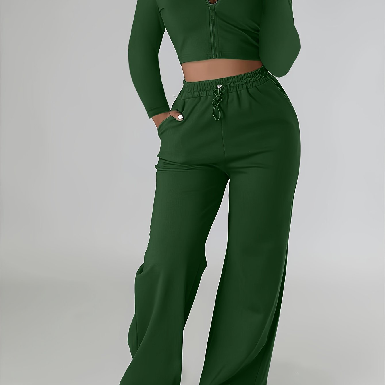 Women's casual sports suit with long sleeves consisting of two pieces.