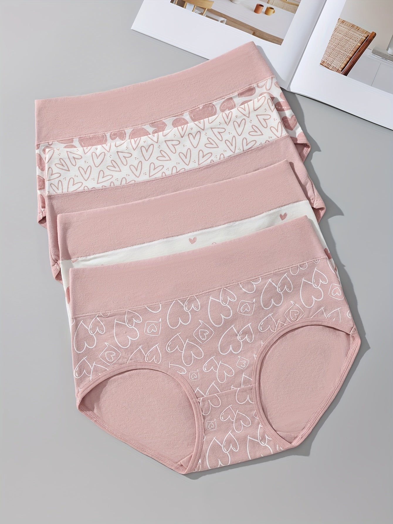 4 pieces of high-waisted colorblock briefs with cartoon print, soft and comfortable. Ideal for women's lingerie and underwear.