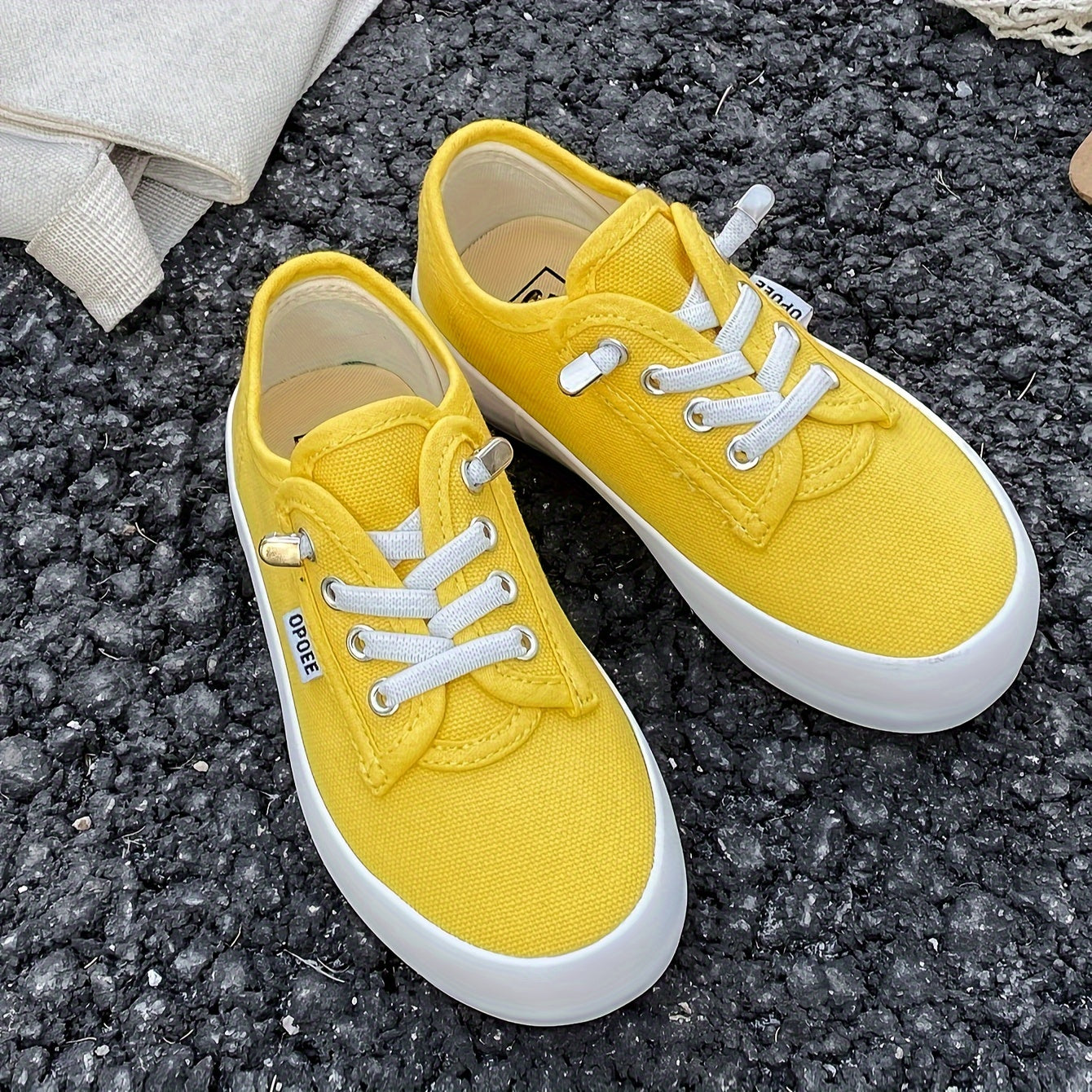 Children's slip-on sneakers with minimalist design, breathable canvas material, lace-up trainers, rubber sole for comfort in spring and fall, suitable for ages 14 and under.