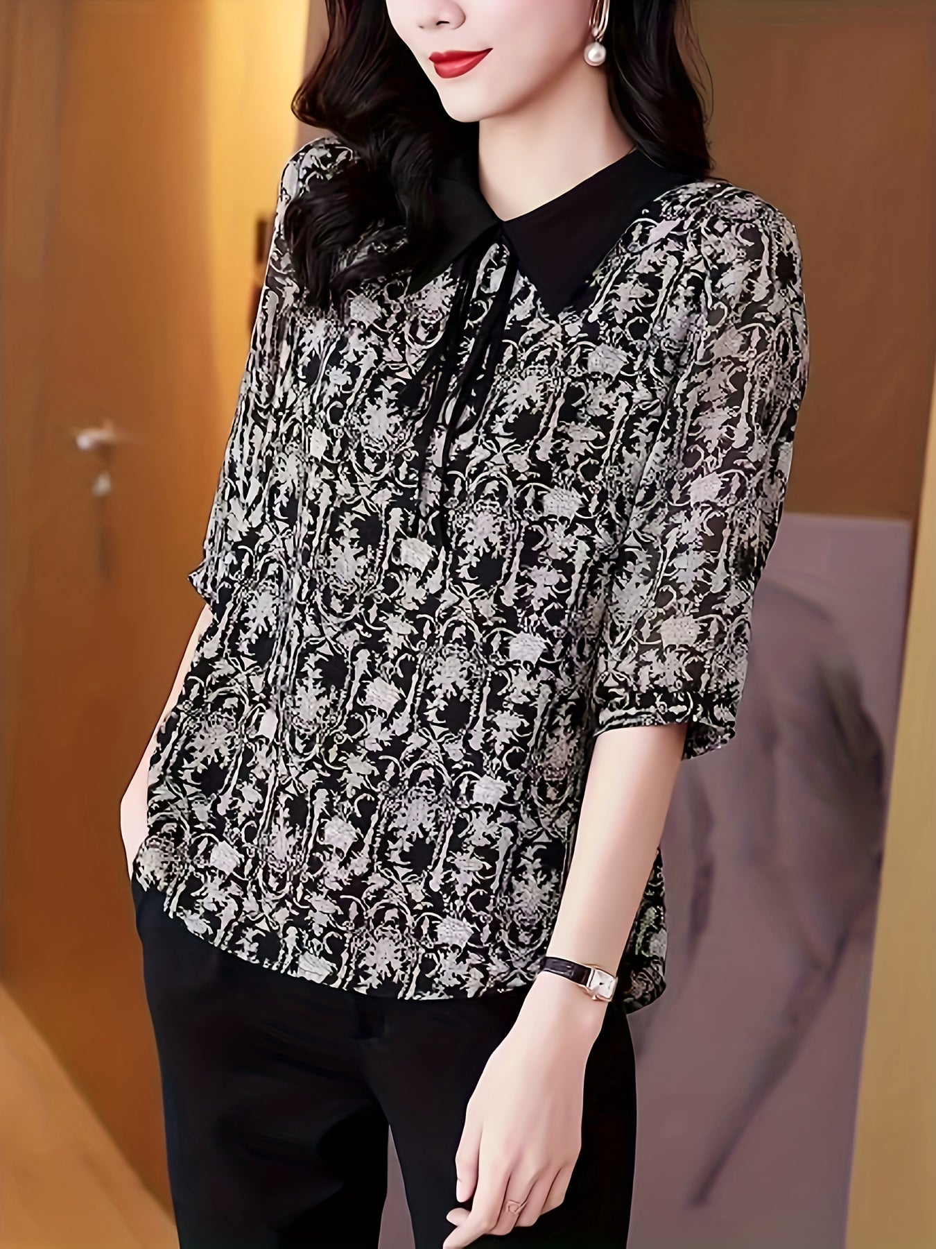 Lapel neck blouse with allover print, perfect for spring and summer.