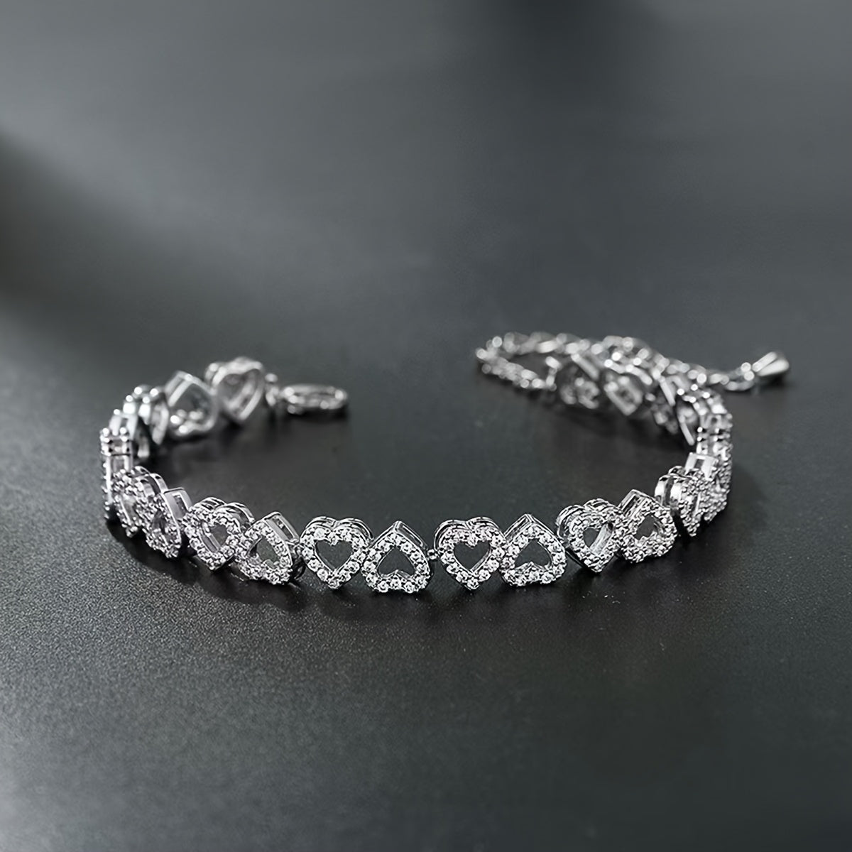 Elegant Heart-Shaped Bracelet with Rhinestones and Cubic Zirconia, Adjustable and Versatile - Ideal for Everyday Wear or as a Thoughtful Valentine's Day Gift, Special Piece of Jewelry