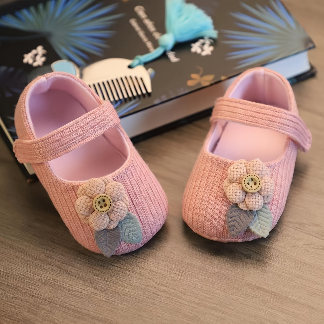 Soft sole princess shoes for baby girl, suitable for newborns up to 6 months. Ideal for spring and summer, breathable and comfortable step-in style.