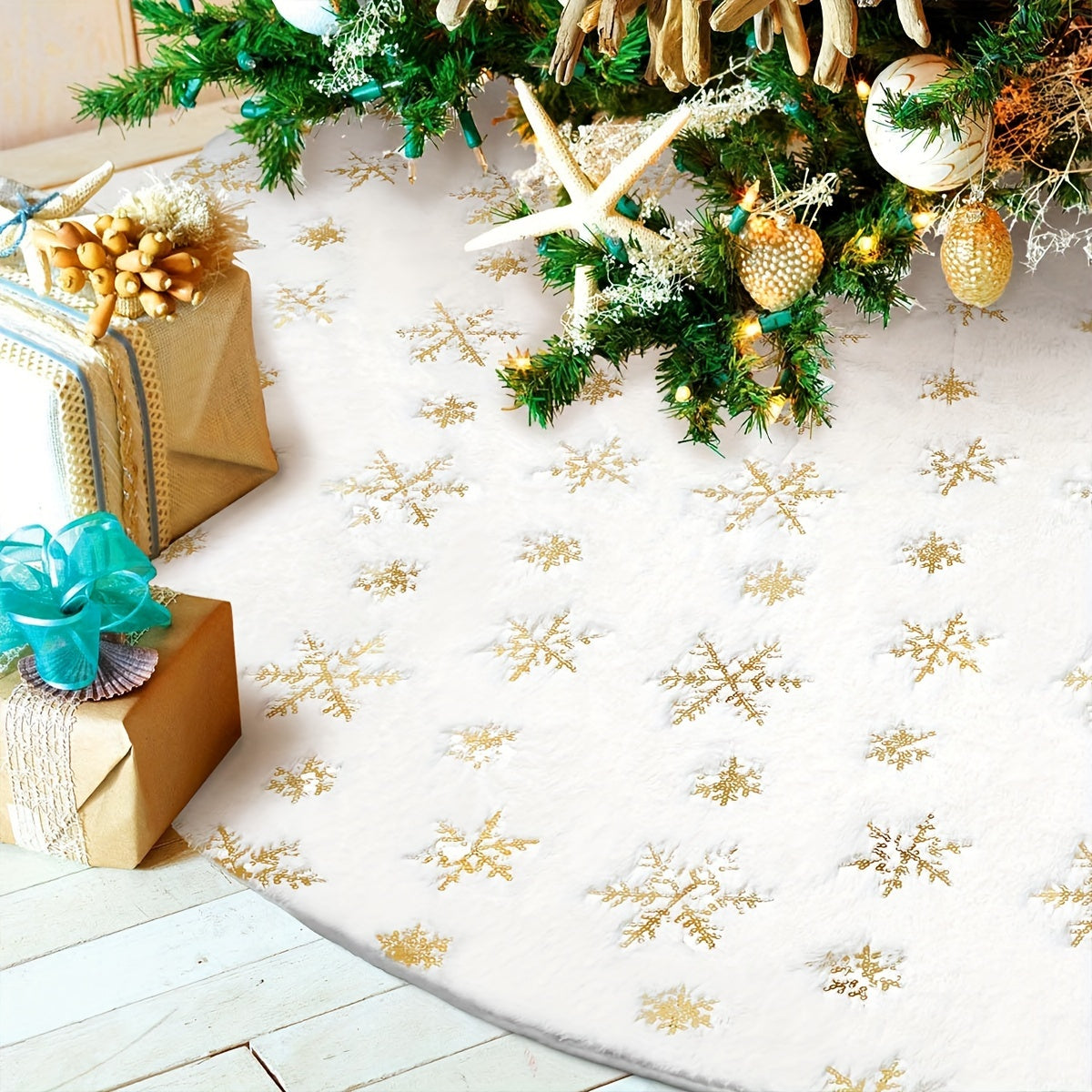 Add a touch of luxury to your Christmas décor with the Qicai Xiaolu Luxurious White Christmas Tree Skirt. Available in multiple sizes, this tree skirt features a beautiful golden/silver snowflake design and faux rabbit fur trim. Perfect for home