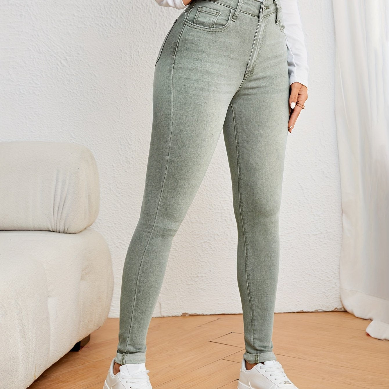 Women's casual skinny jeans made of 69% polyester, 26% viscose, and 2% elastane. Solid color washed denim in medium stretch woven fabric weighing 345g/m². Fashionable and versatile pants