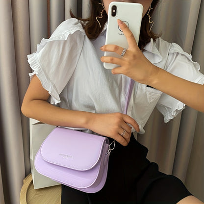 New trendy solid color crossbody bag for women, simple and fashionable shoulder saddle bag.