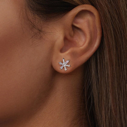 These elegant and luxurious 925 sterling silver snowflake stud earrings come in a pair, adorned with 3.5g of synthetic zirconia. They are hypoallergenic and perfect for women to wear daily or give as a gift. Ideal for the Christmas season.