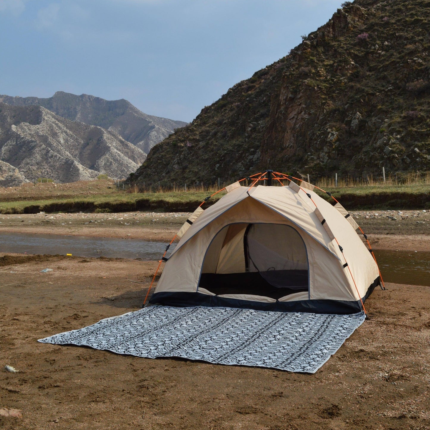 Automatic quick-opening tent for outdoor self-driving travel and camping, suitable for 2-3/3-4 people. It is rainproof, sunshine-proof, and can be used as a beach shelter or for fishing and