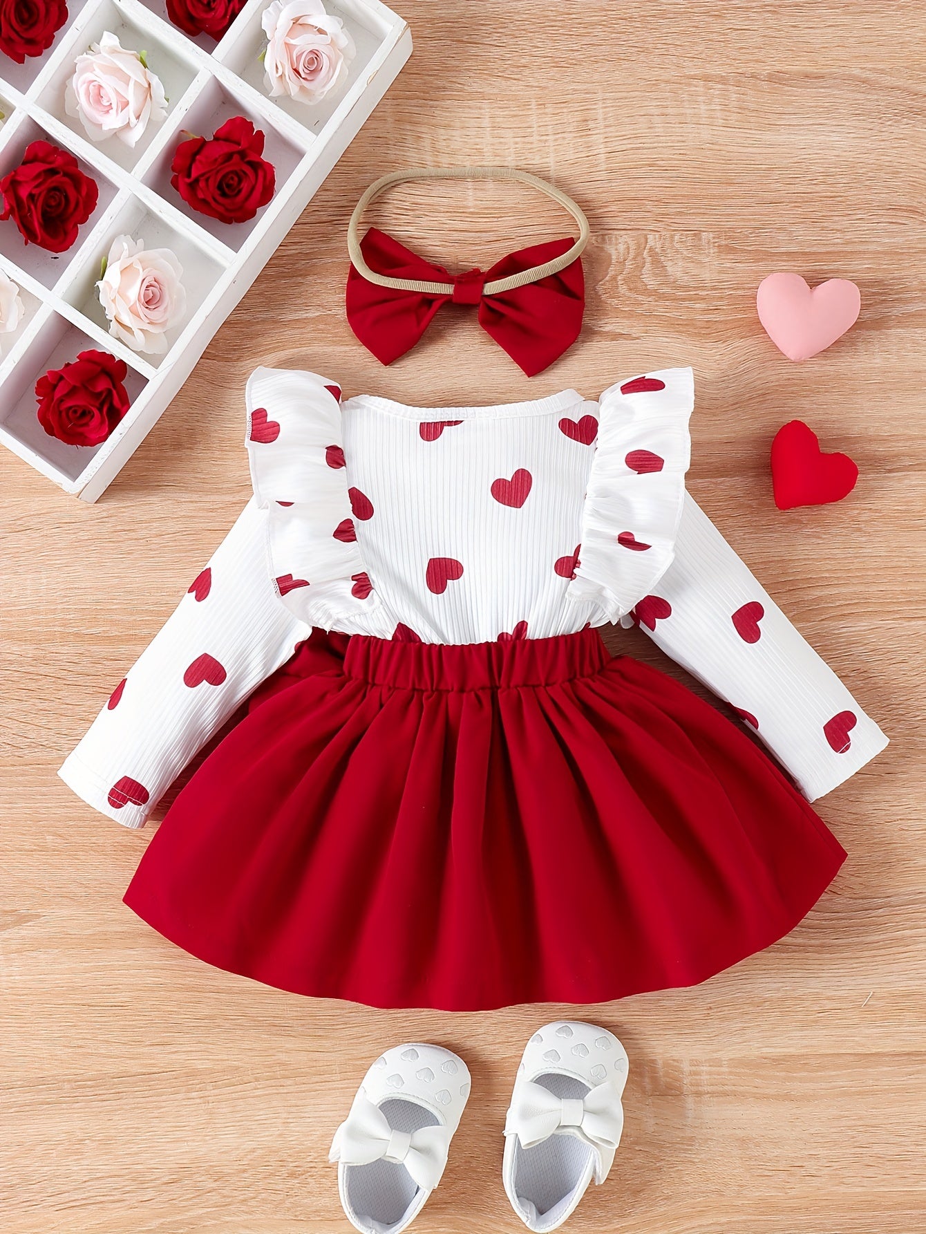 Baby girls will adore this comfortable, love print long sleeve color block dress for banquets.