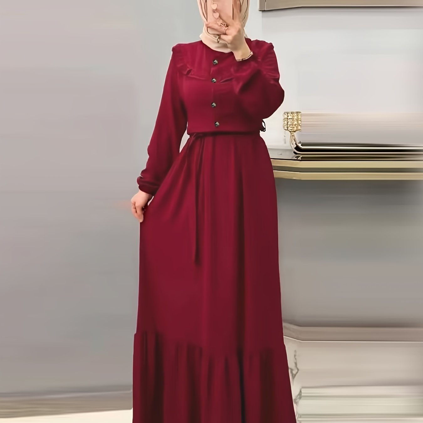 Musulmon ayollar uchun elegant burgundi rangidagi maksi ko'ylak, tugma tafsiloti, uzun yenglar va mashinada yuvish mumkin. Polyester va spandeks aralashmasidan tayyorlangan. Hijob kiritilmagan.