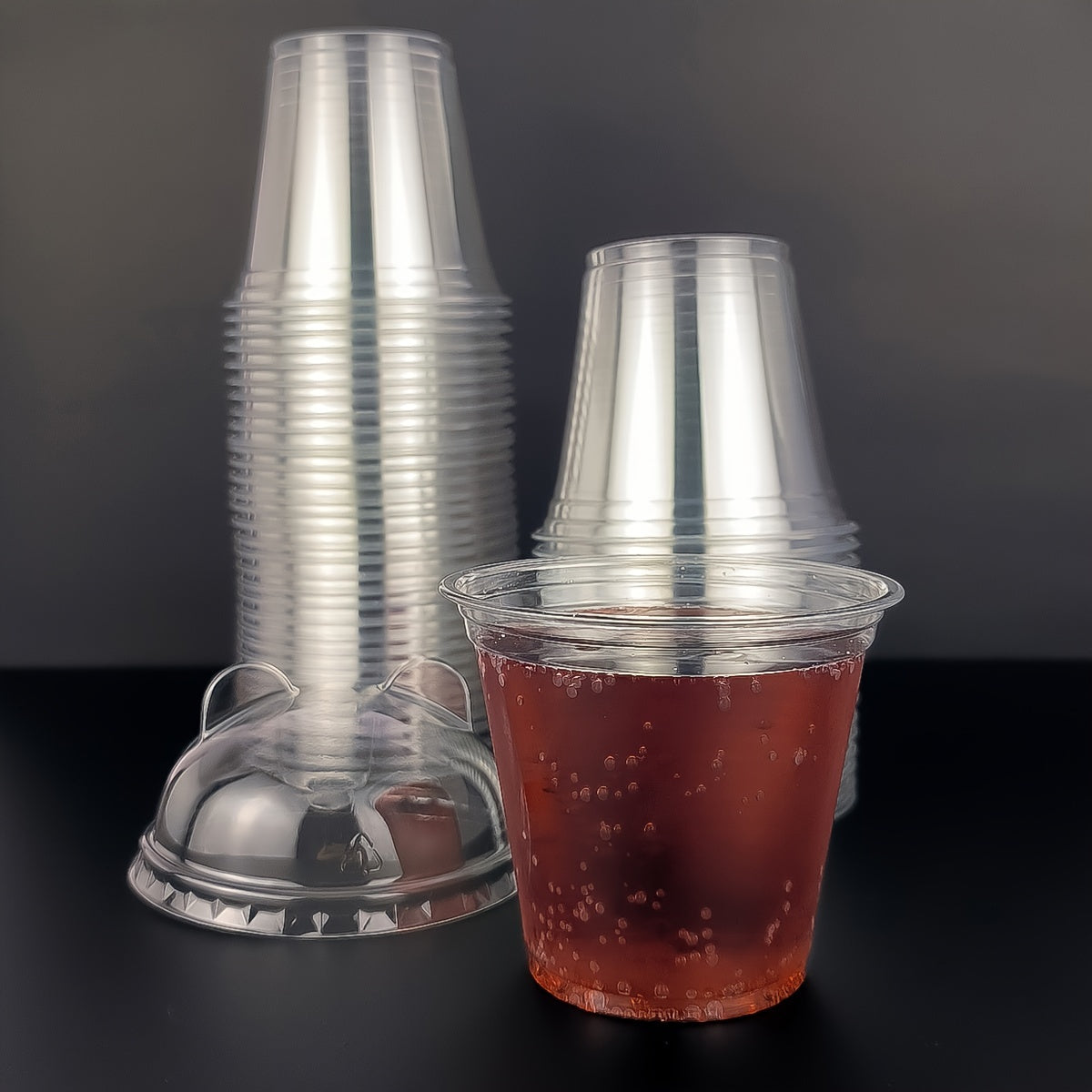 50 pieces of transparent plastic cups with lids, each holding 9oz to 10oz. Perfect for festivals, parties, serving cold drinks, desserts, and coffee. Essential party supplies for any occasion. Add these drinkware accessories to your collection!