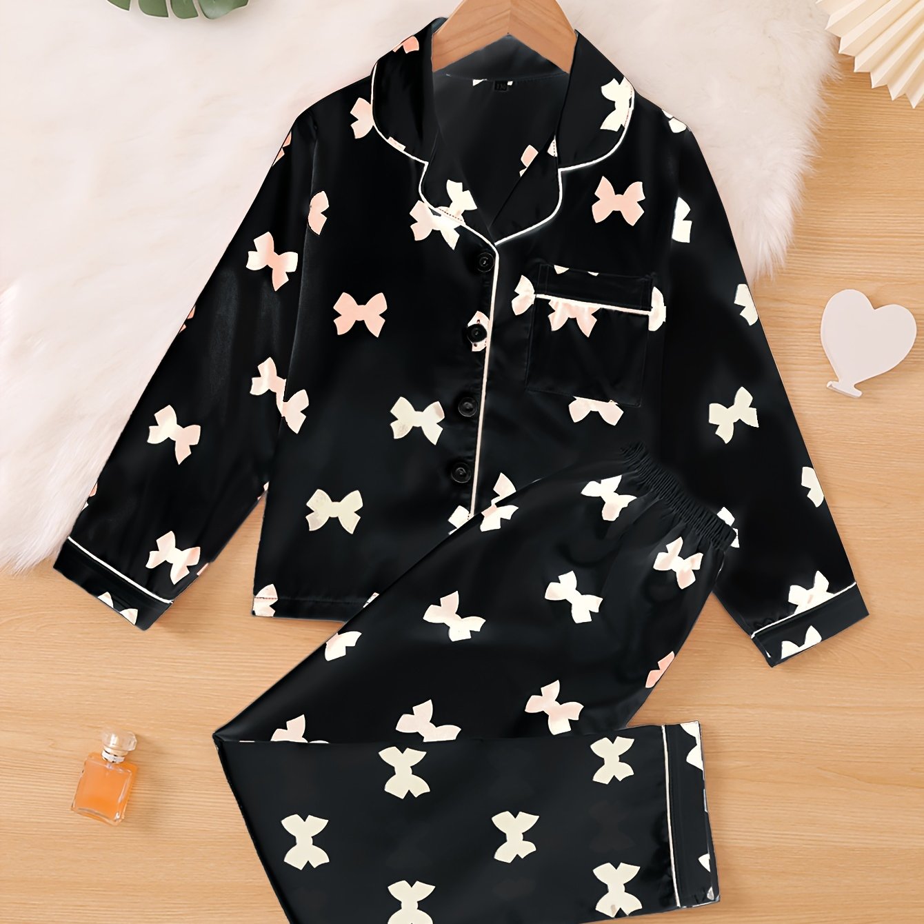 2-piece spring and autumn pajama set for girls, featuring a cute bow print on a comfortable flame-retardant fabric. Includes long-sleeve top and trousers in sizes 118.87-146.3 meters.