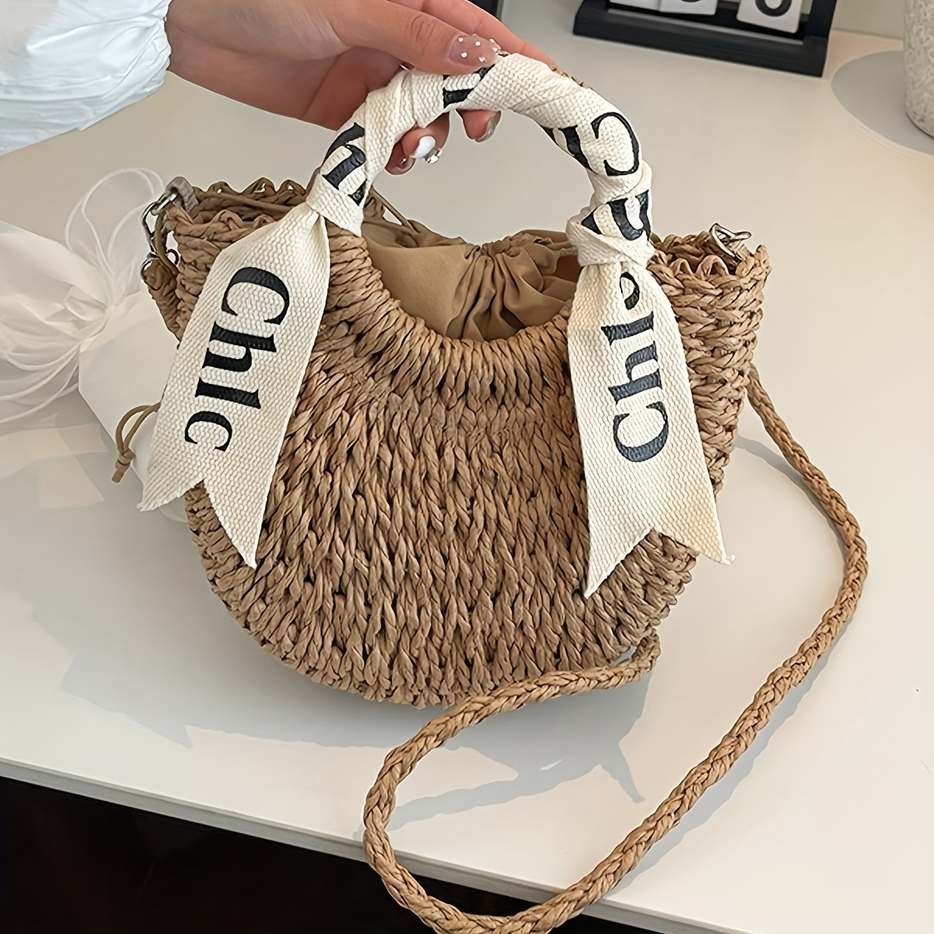 Fashionable women's handbag suitable for shopping, dating, parties, and work commuting, can be worn as a crossbody or shoulder bag, made of straw woven material.