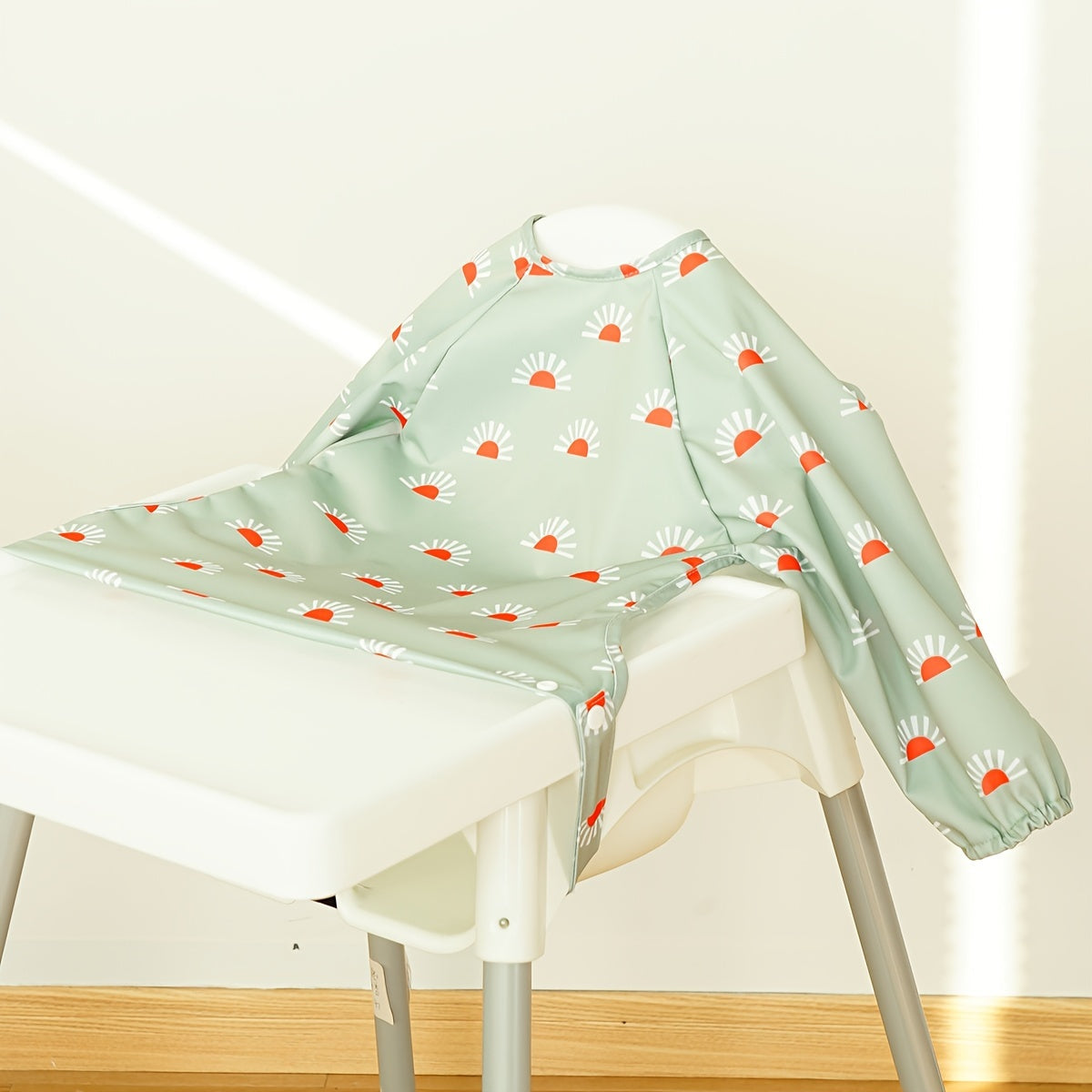 1 piece of Long Sleeves Bib with a Food Catcher, Waterproof Coverall Bib, Easy-to-Clean Weaning Bib suitable for use during feeding in highchairs, pushchairs, or at the table. This bib is machine washable for easy maintenance.