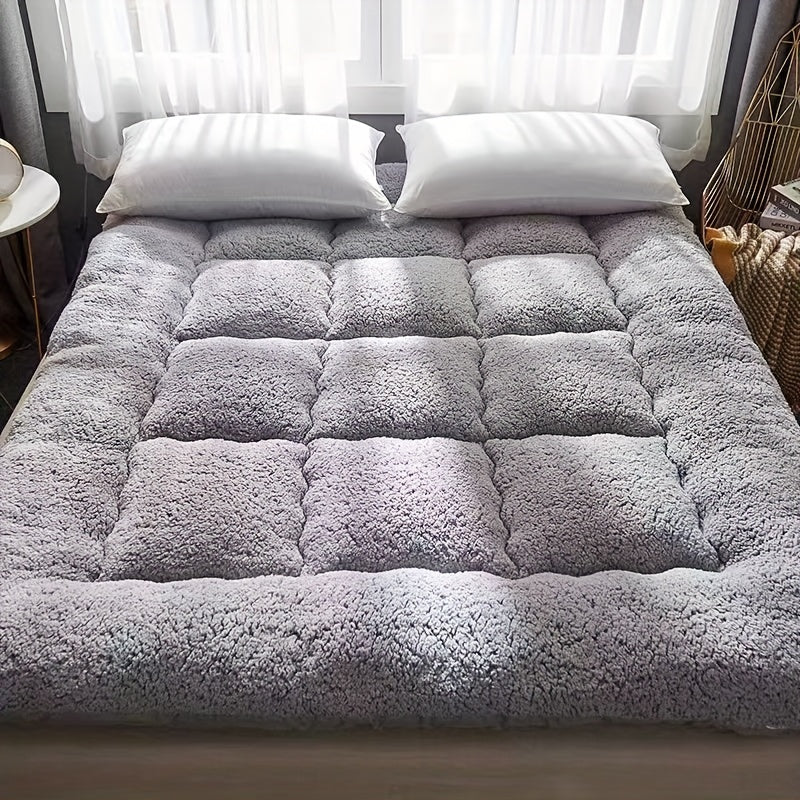 This cozy fleece mattress features a silvery-gray lamb fleece exterior with a solid-color lining inside, making it perfect for use during the autumn and winter seasons. Ideal for bedrooms and balconies, this mattress is sure to make a thoughtful and warm