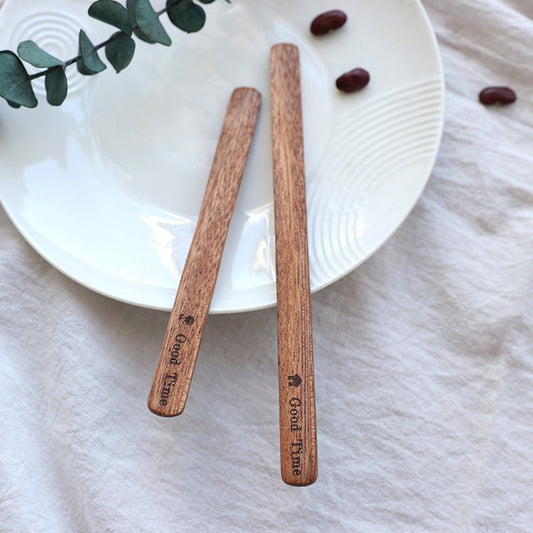 A simple, stylish stirring piece made of durable acacia wood, perfect for use with coffee, milk, tea, or even ice cream. This long-handled stirring stick is not only reusable but also eco-friendly. Whether you are enjoying a hot beverage or a sweet