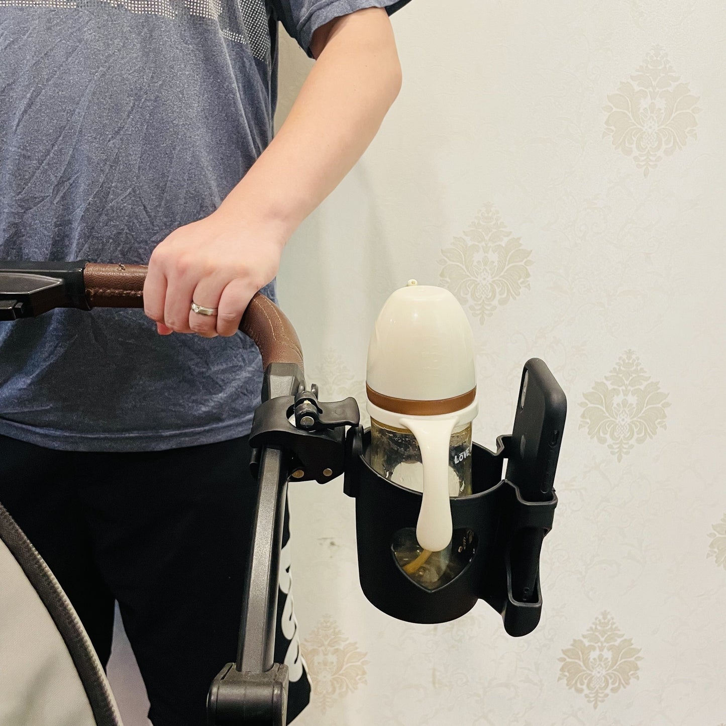 Stylish and practical stroller accessory - The 1pc Universal Stroller Cup Holder with Phone Stand features a unique heart-shaped design and is made of durable ABS material. Easy to install on any stroller, this multifunctional holder is suitable for ages