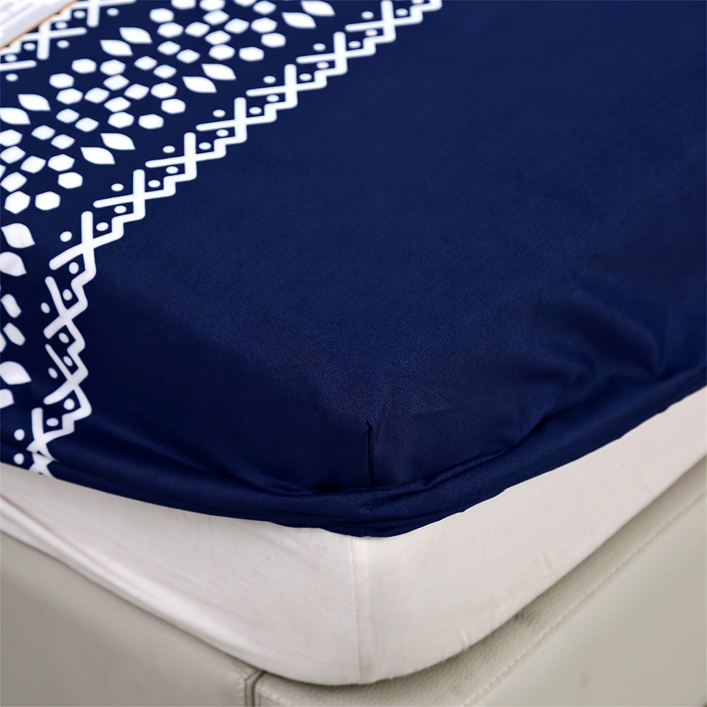 This bedding set features a stylish geometric five-pointed star and line graph print. It includes three pieces: one fitted sheet and two pillowcases. Soft and comfortable, it is perfect for bedrooms and guest rooms. The set does not include a core.