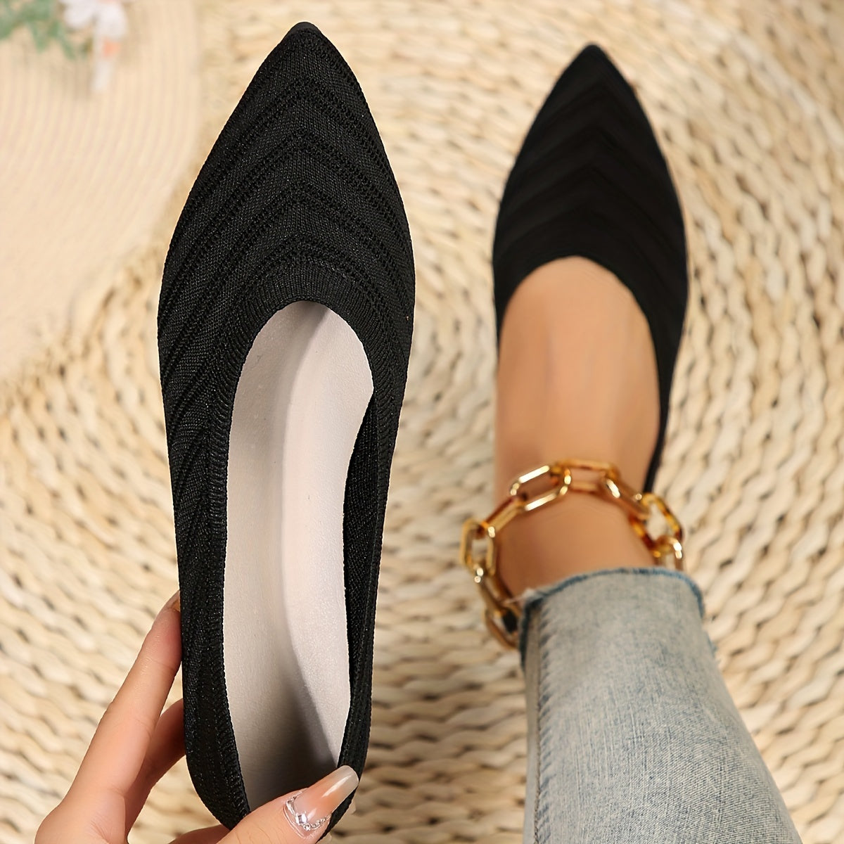 Knitted slip-on ballet flats with pointed toes for women.