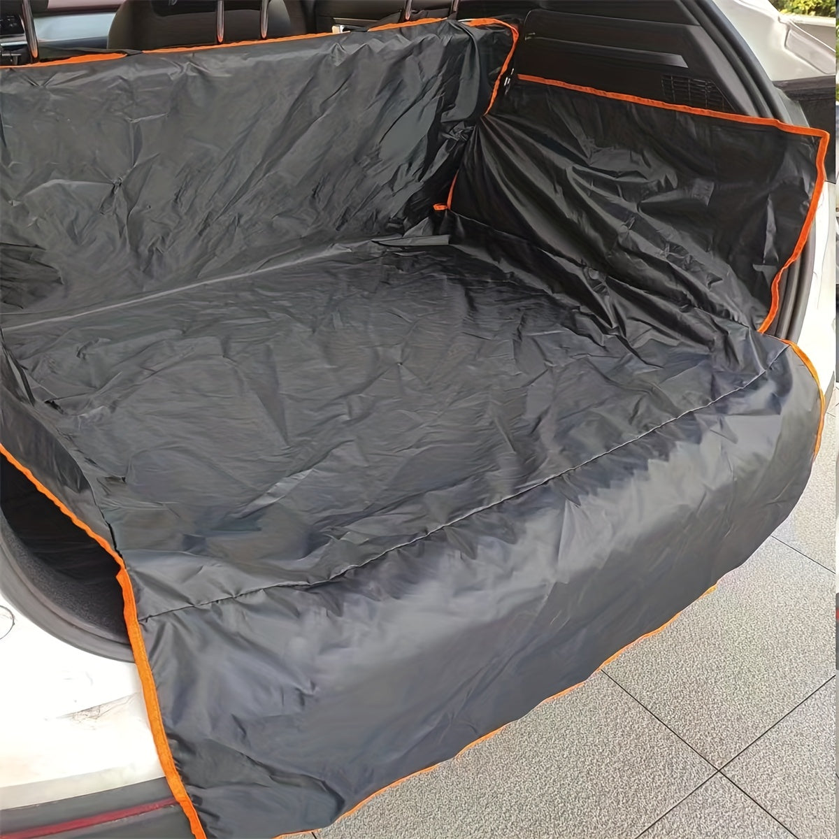 Waterproof SUV car trunk pet mat that is dirt-resistant and scratch-resistant.