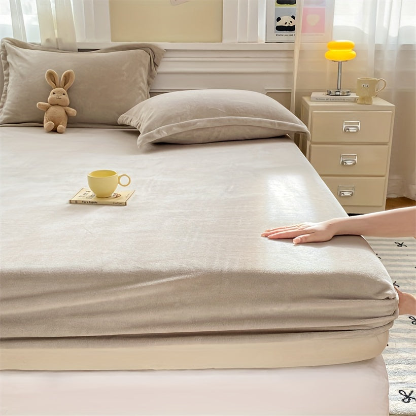 Indulge in the opulence of our Luxurious Plush Fitted Sheet, crafted from ultra-soft milk velvet for a cozy and warm feel. This easy-care sheet is machine washable and features a light gray hue with a deep pocket design for a perfect fit. Ideal for