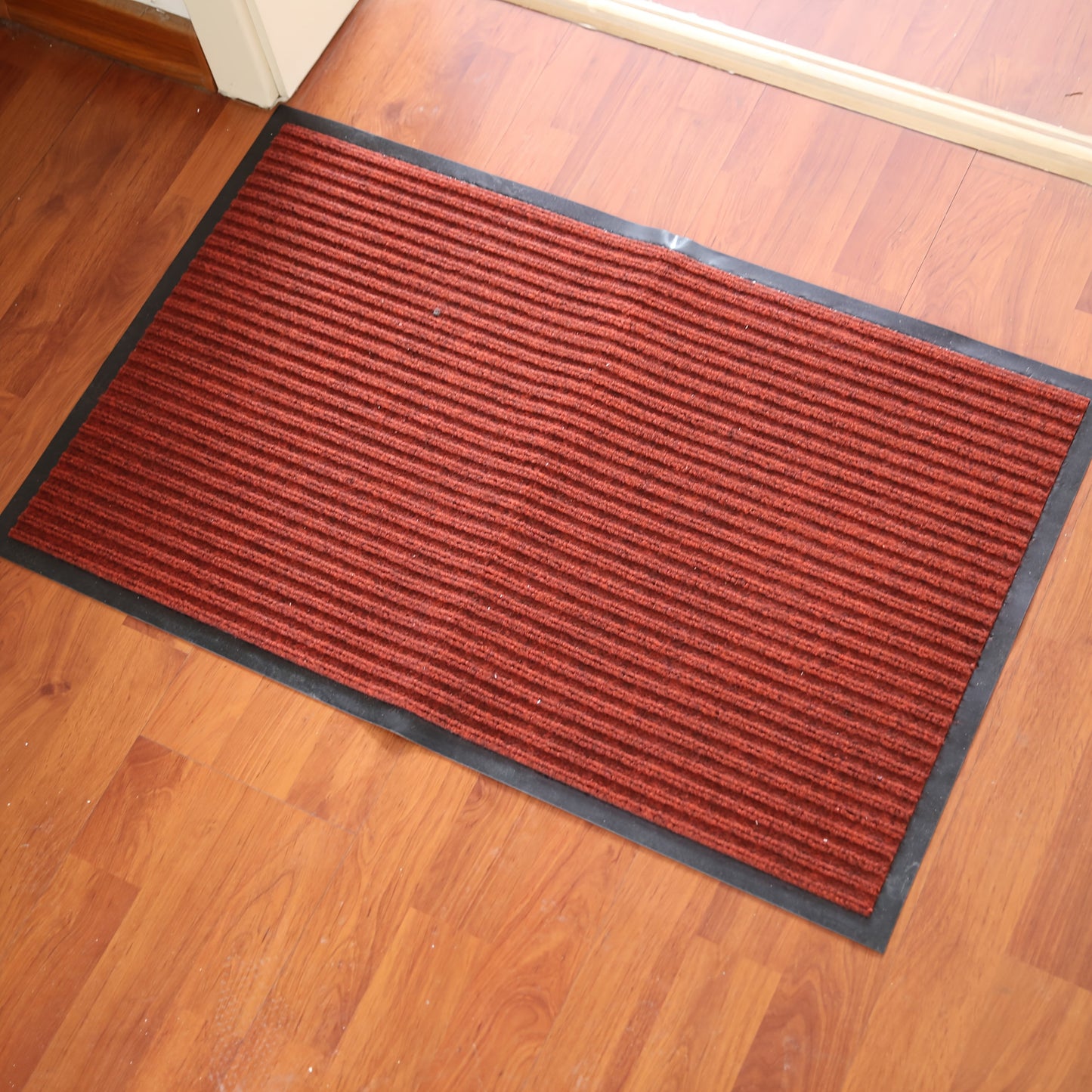 Get the 1 piece Modern Geometric Waterproof Doormat designed for high traffic areas. This indoor/outdoor entrance mat is dirt-resistant and perfect for the living room, bedroom, bathroom, kitchen, balcony, or patio. It measures 44.96x74.93cm.