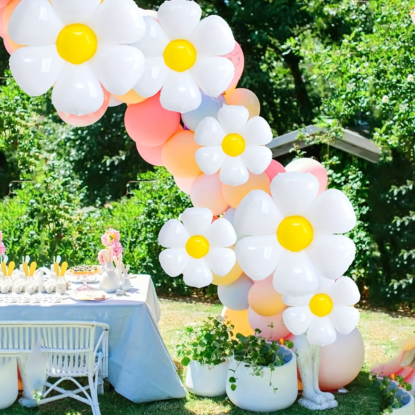 10 Elegant Daisy Balloons: Self-sealing, aluminum film with white petals and yellow centers. Ideal for summer events and any occasion.