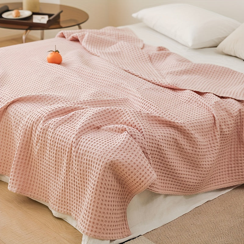 This extra-large blanket is crafted from 100% cotton in a cozy waffle weave design, perfect for all seasons. The super soft texture makes it ideal for snuggling up on the bed or sofa, or using as a nap blanket or towel quilt.